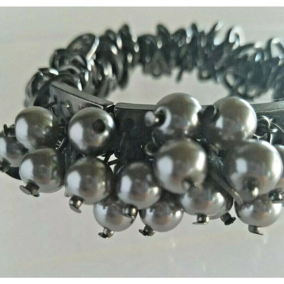 DARK GREY PEARLS FRENCH JET SCRUNCHED METAL ELASTIC STATEMENT BRACELET - Picture 1 of 5